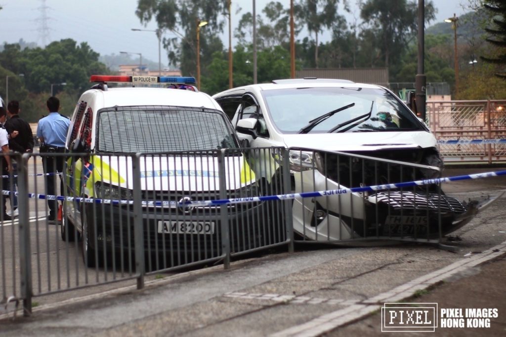 【4.3 四男子下白泥搶車 警方大埔追截 向車輛開槍】